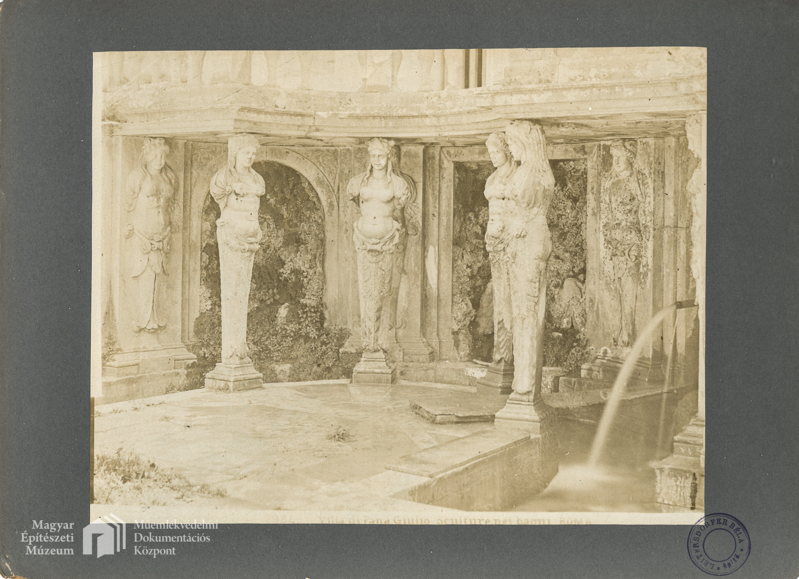 Villa di Pana Giulio	Kerti medence kariatidái