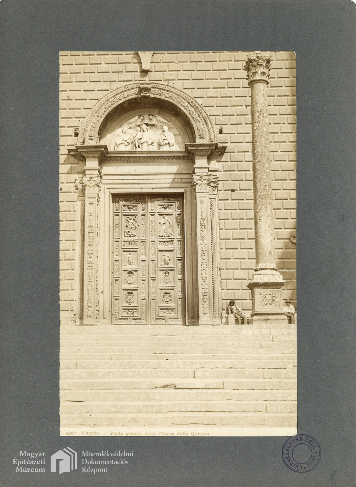 Santa Maria della Quercia templom	Főkapu