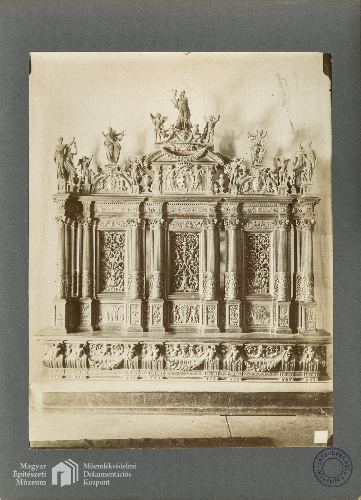 Templomi berendezés 			Cav. Paolo Lombardi, Siena