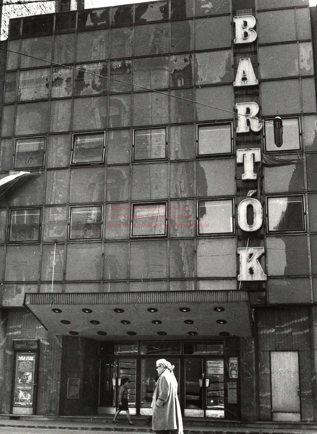 P. Mueller Éva: A Bartók Gyermekszínház homlokzata, fotó az 1970-es évek elejéről 01201_Országos Színháztörténeti Múzeum és Intézet, Topográfiai gyűjtemény, ltsz.: 730501/41