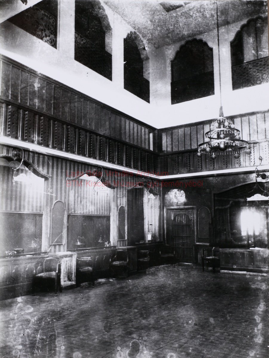 Az egykori pénztárcsarnok, Kozma Lajos tervei szerint átalakítva, 1914 után. Tamásy Sándor felvétele. 040_BTM Kiscelli Múzeum Fényképtár, ltsz.: 77.683/3