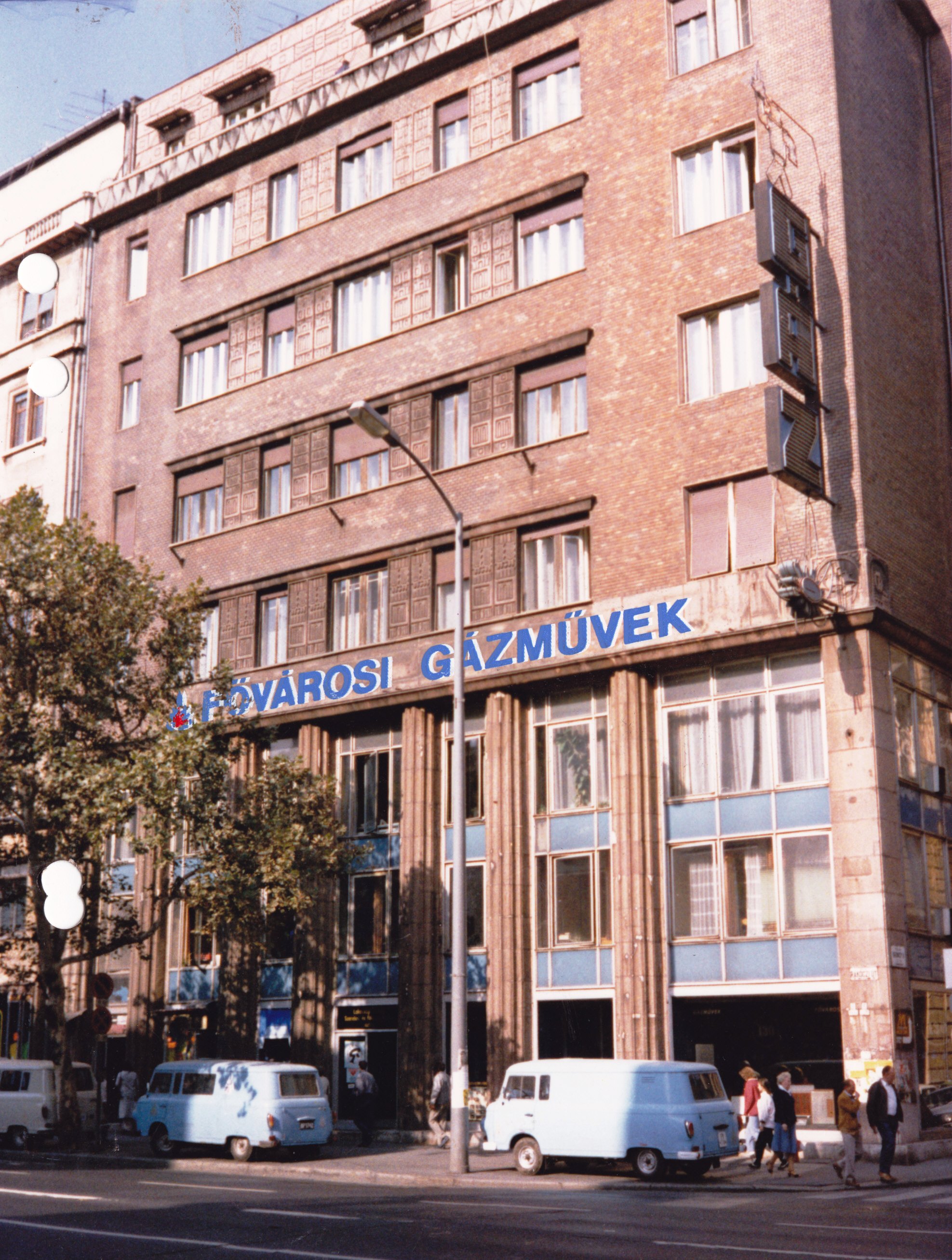 Henk István (Neonfény Világítási és Üvegtechnikai GM): A Gázművek meglévő és tervezett homlokzati fényreklámjait ábrázoló montázs, 1986. 40_BFL_XV_17_e_306_VII_Rakoczi_ut_18_0011
