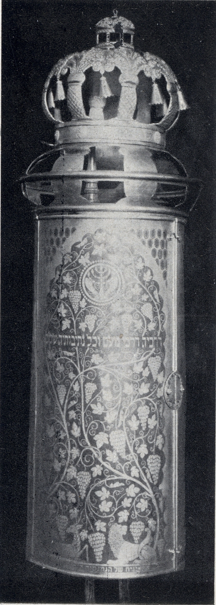 Torah case, made at the Bezalel School in Jerusalem, donation of the 1928-29 school-leavers. 10_A Pesti Izraelita Hitközség Reálgimnáziumának értesítője az 1929-1930. iskolaévről. Bp., 1930.