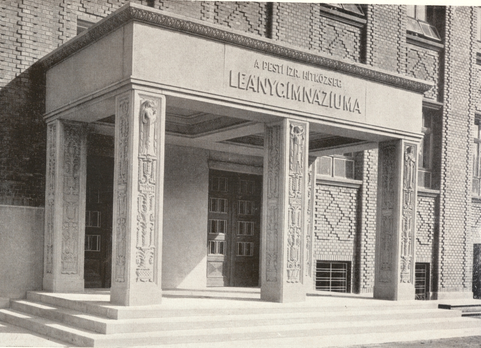 A leánygimnázium bejárata. (A domborművek Rákos Manó műterméből származnak.) Bánó Ernő felvétele, 1931 körül. 30_Magyar Építőművészet 1931/7-8. 30. p.