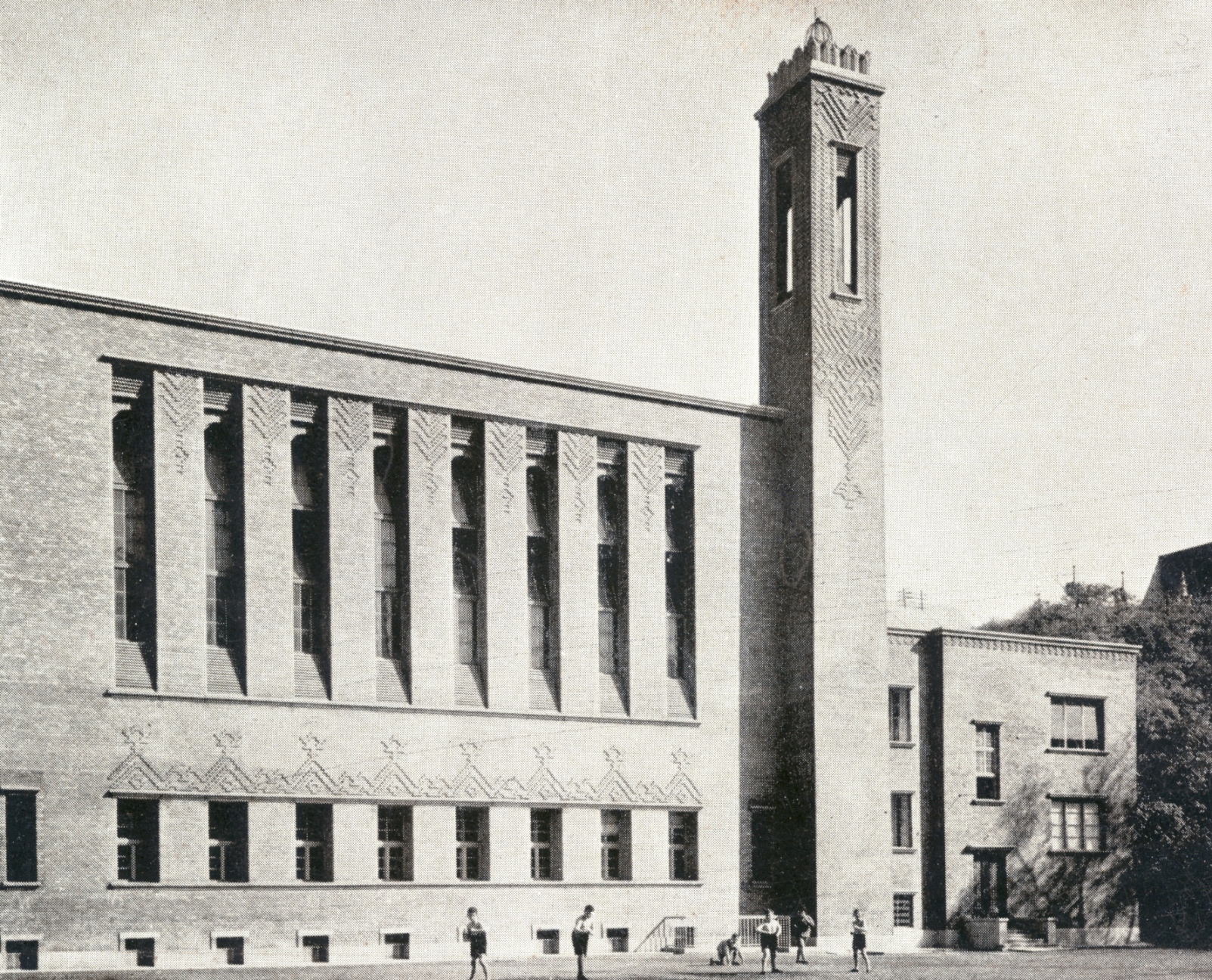 Courtyard front of the synagogue-wing and the principals\' apartments. Photo by Ernő Bánó, around 1931. 27_Magyar Építőművészet 1931/7-8. 32. p.