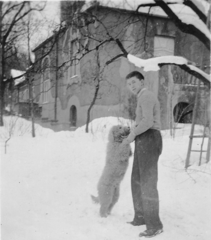 The lower part of the house designed by Béla Lajta in the later 1930s, with Tibor Nagszalánczy in the foreground 04b_Magántulajdon