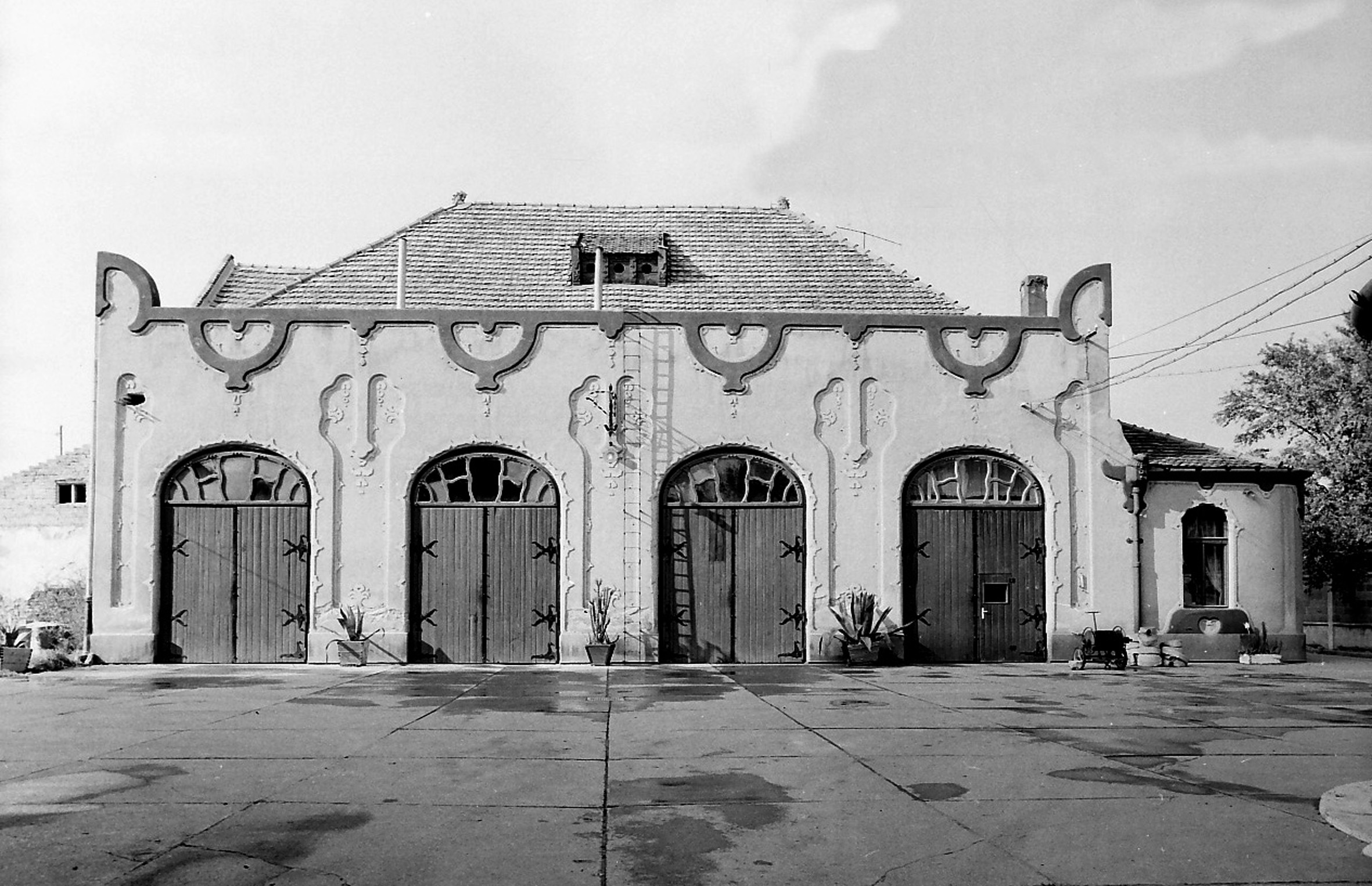 The courtyard front of the main fire station building. Photo by György Makky, cca. 1980. 09_MTA BTK Művészettörténeti Intézet Fényképtára, ltsz.: 23489