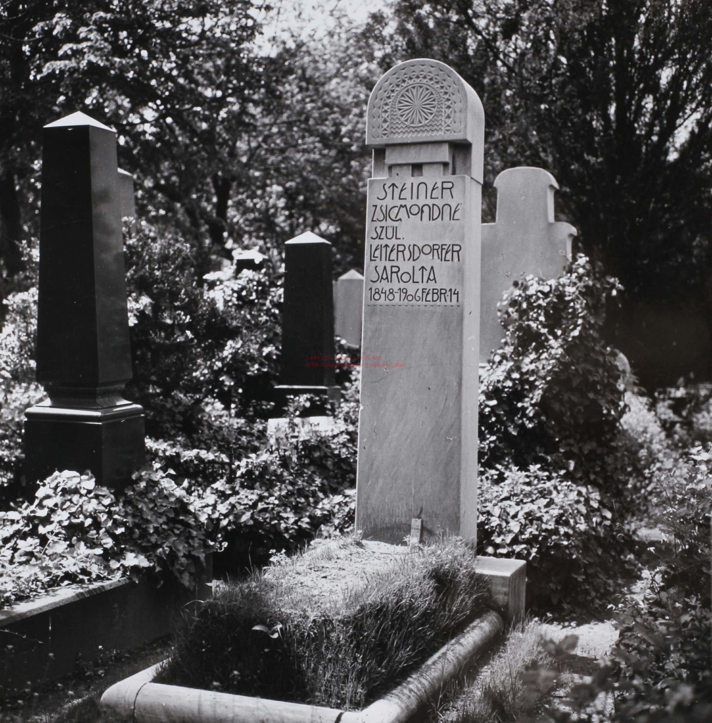 Steiner Zsigmondné Leitersdorfer Sarolta síremléke, 1907 körül. Budapest, Rákoskeresztúri zsidó temető 06_02_BTM Kiscelli Múzeum Fényképtár, ltsz.: 66.2402
