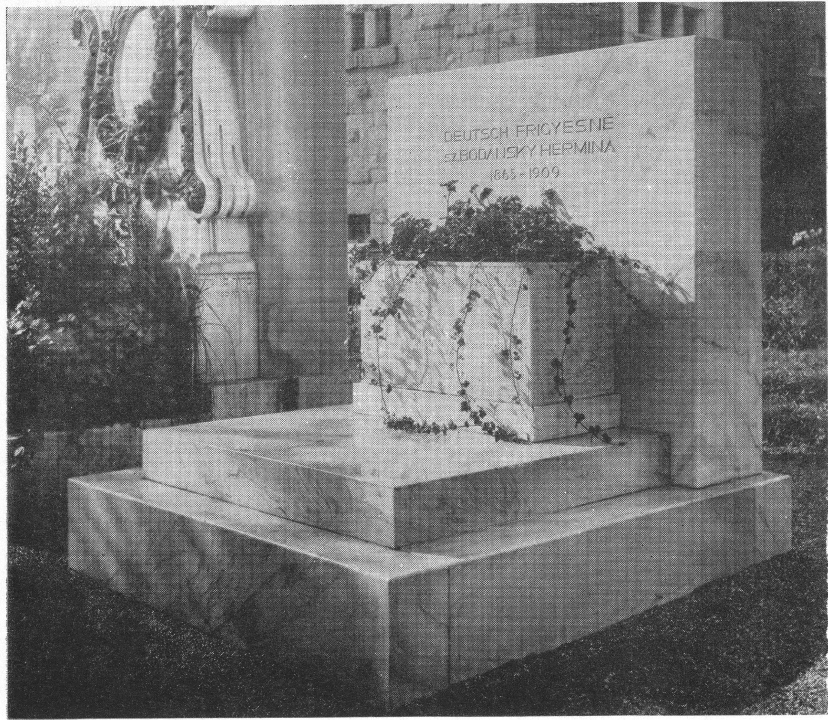 Deutsch Frigyesné Bodansky Hermina síremléke, 1910 körül. Budapest, Salgótarjáni utcai zsidó temető 15_01_Vámos Ferenc: Lajta Béla. Budapest, 1970.