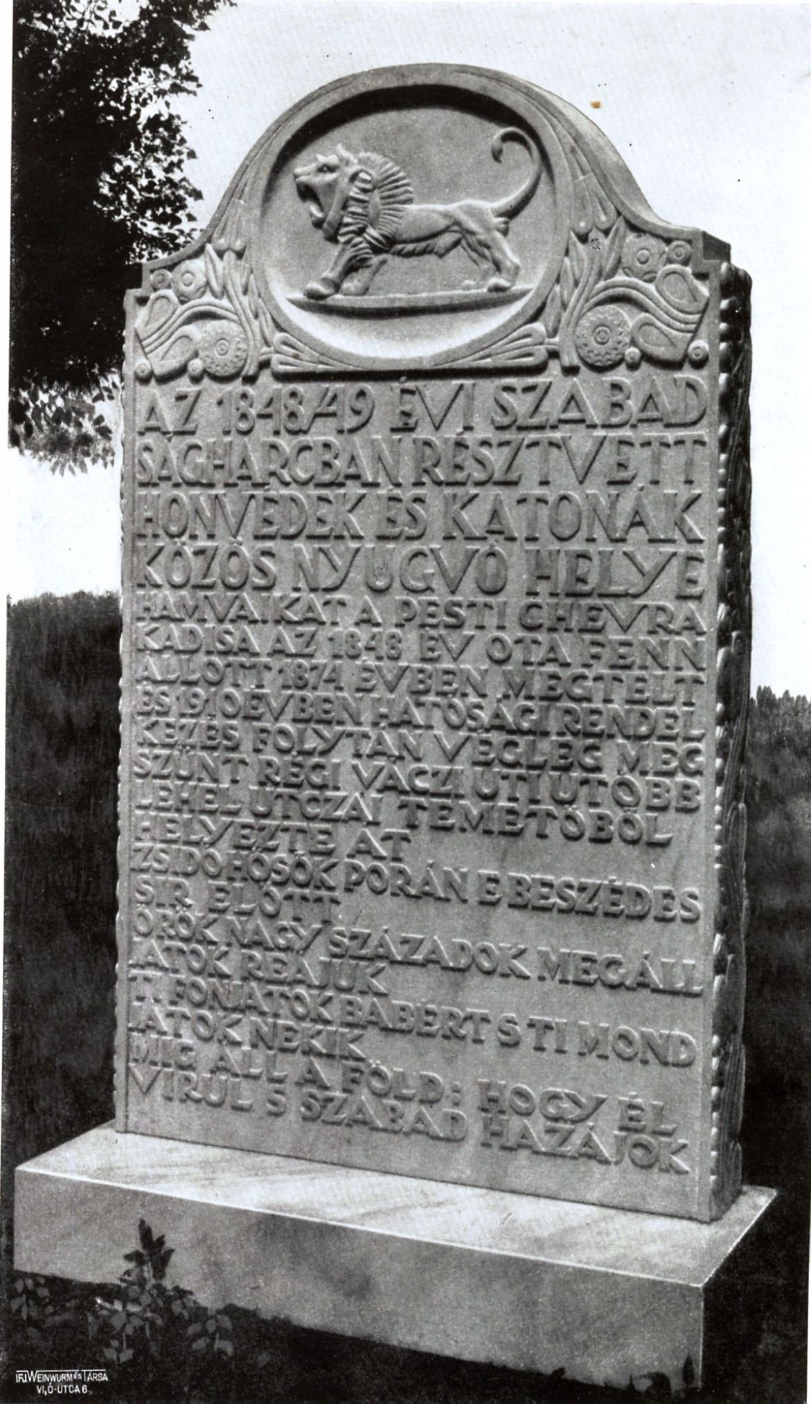 A felszámolt Váci úti zsidó temetőből exhumált 1848-49-es pesti zsidó honvédek közös síremléke, 1913. Budapest, Rákoskeresztúri zsidó temető. 22_01_Magyar Iparművészet, 1914/3. 113. p.