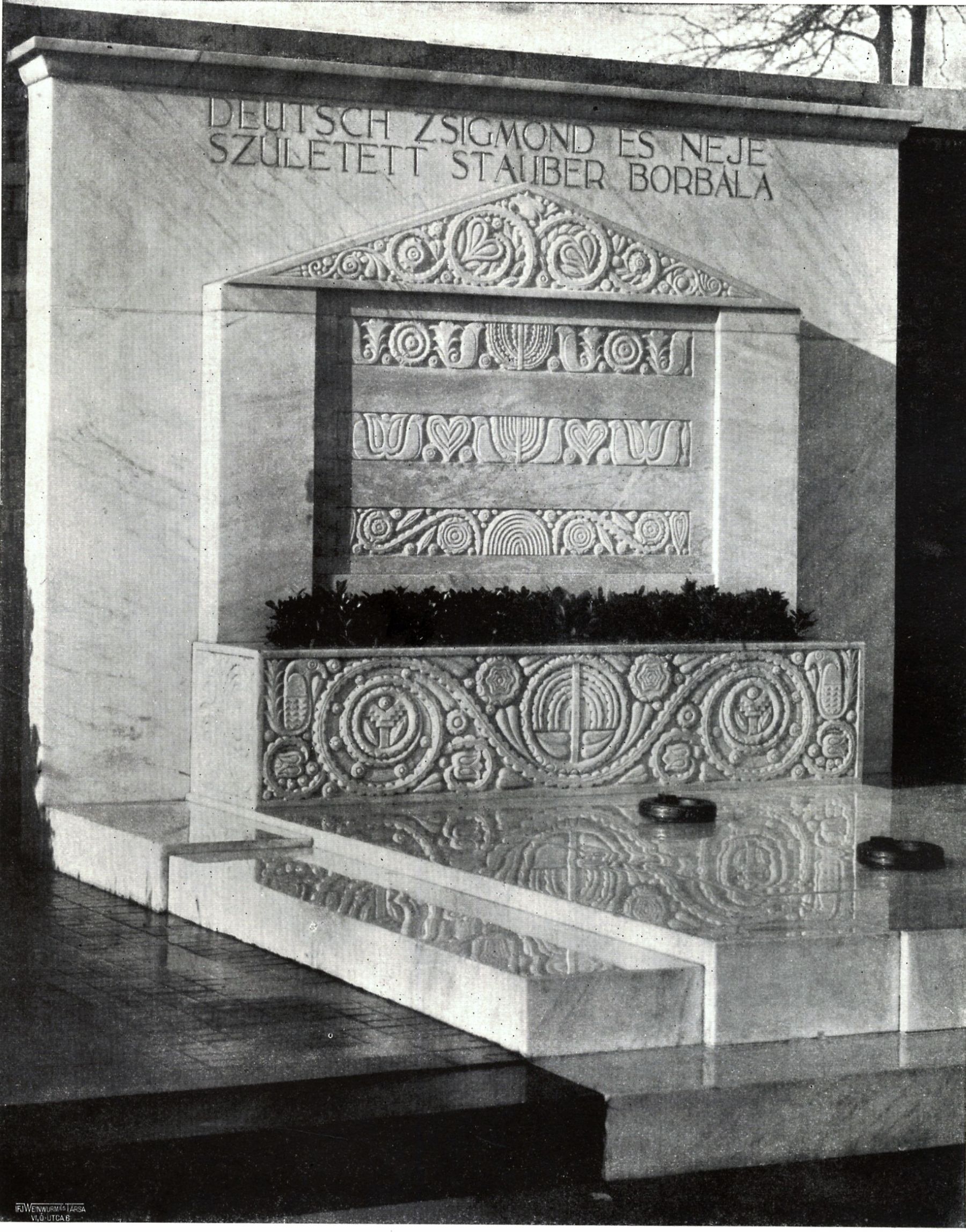 Deutsch Zsigmond és neje Stauber Borbála síremléke, 1911-1912. Budapest, Rákoskeresztúri zsidó temető. 17_01_Magyar Iparművészet, 1914/3. 118. p.