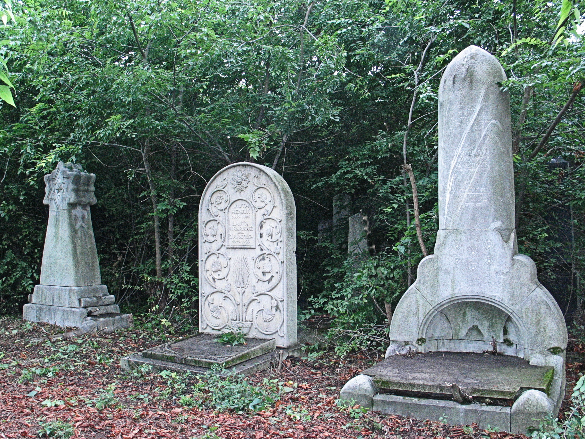Epstein Sándor és felesége Leitersdorfer Malvin (1904), Lajta Henrik és felesége Krausz Olga (1922), illetve Leitersdorfer Dávid és felesége Ungár Teréz (1903) síremlékei a Budapest, Rákoskeresztúri zsidó temető 002