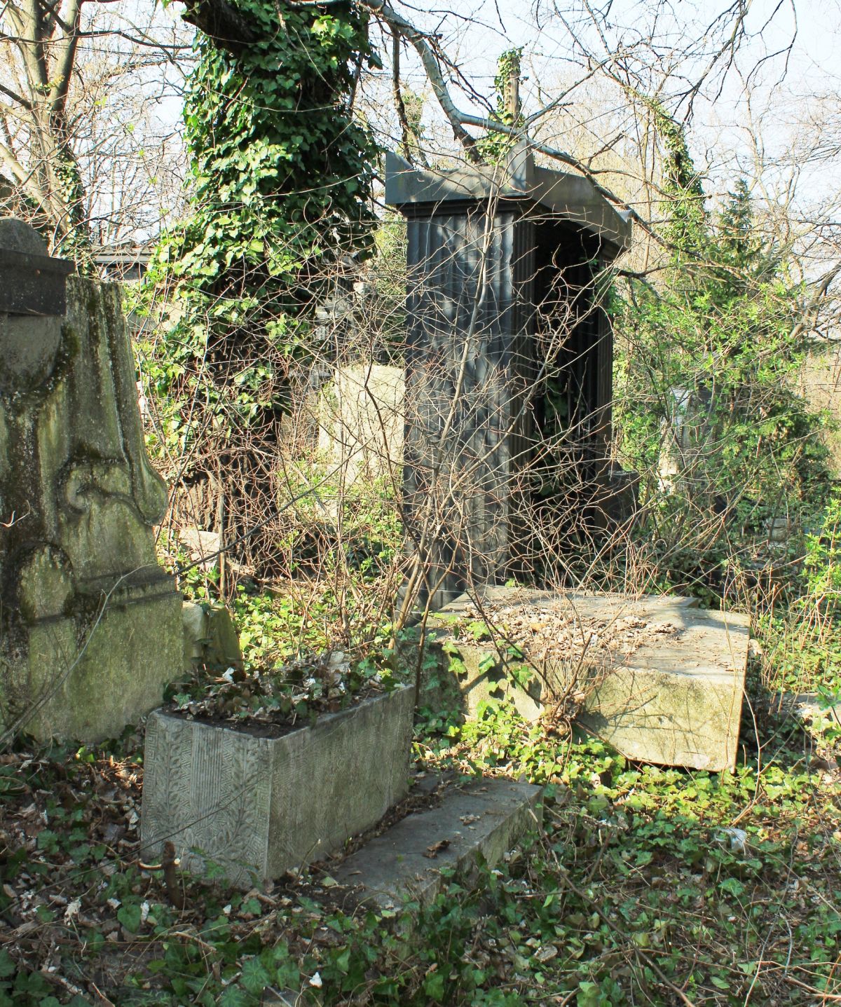 Monument of Mrs. Frigyes Deutsch, born Hermina Bodansky, cca. 1910. Budapest, Salgótarjáni Street jewish cemetery. 15_01_Bartha Levente felvétele