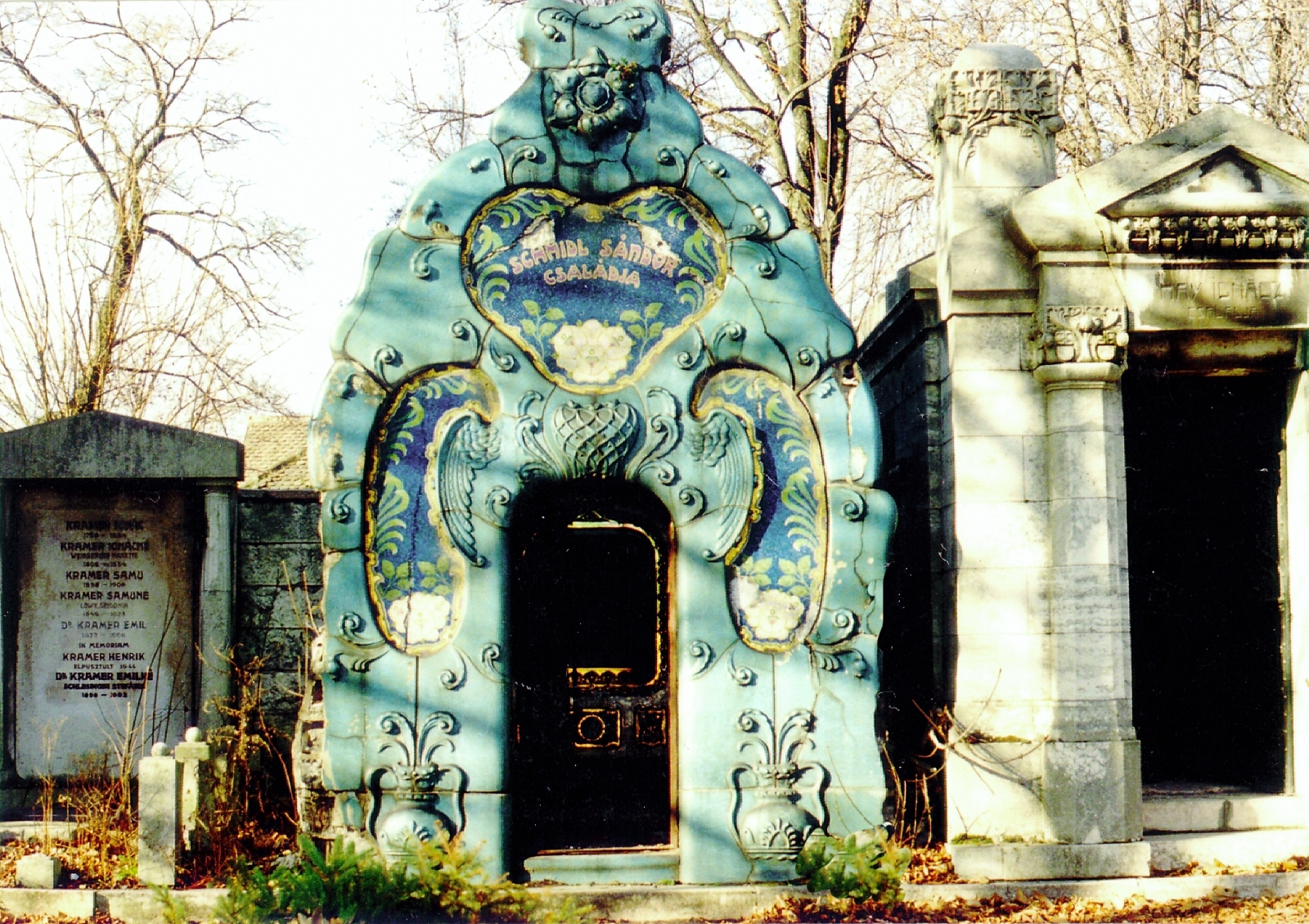 Schmidl Sándor és Schmidl Sándorné Holländer Róza síremléke a felújítás előtt, 1995. Budapest, Rákoskeresztúri zsidó temető. 04_ Tényi András felvétele. Kőnig és Wagner Építészek Kft.
