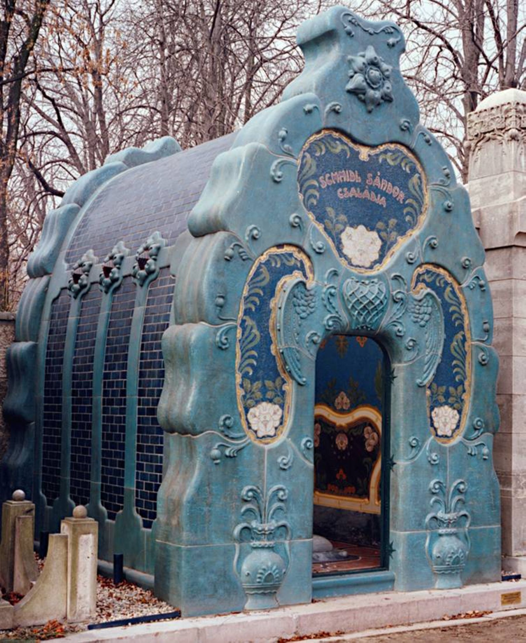 Schmidl Sándor és Schmidl Sándorné Holländer Róza síremléke a felújítás után, 1996. Budapest, Rákoskeresztúri zsidó temető. 15_Tényi András felvétele, 1996. Kőnig és Wagner Építészek Kft.