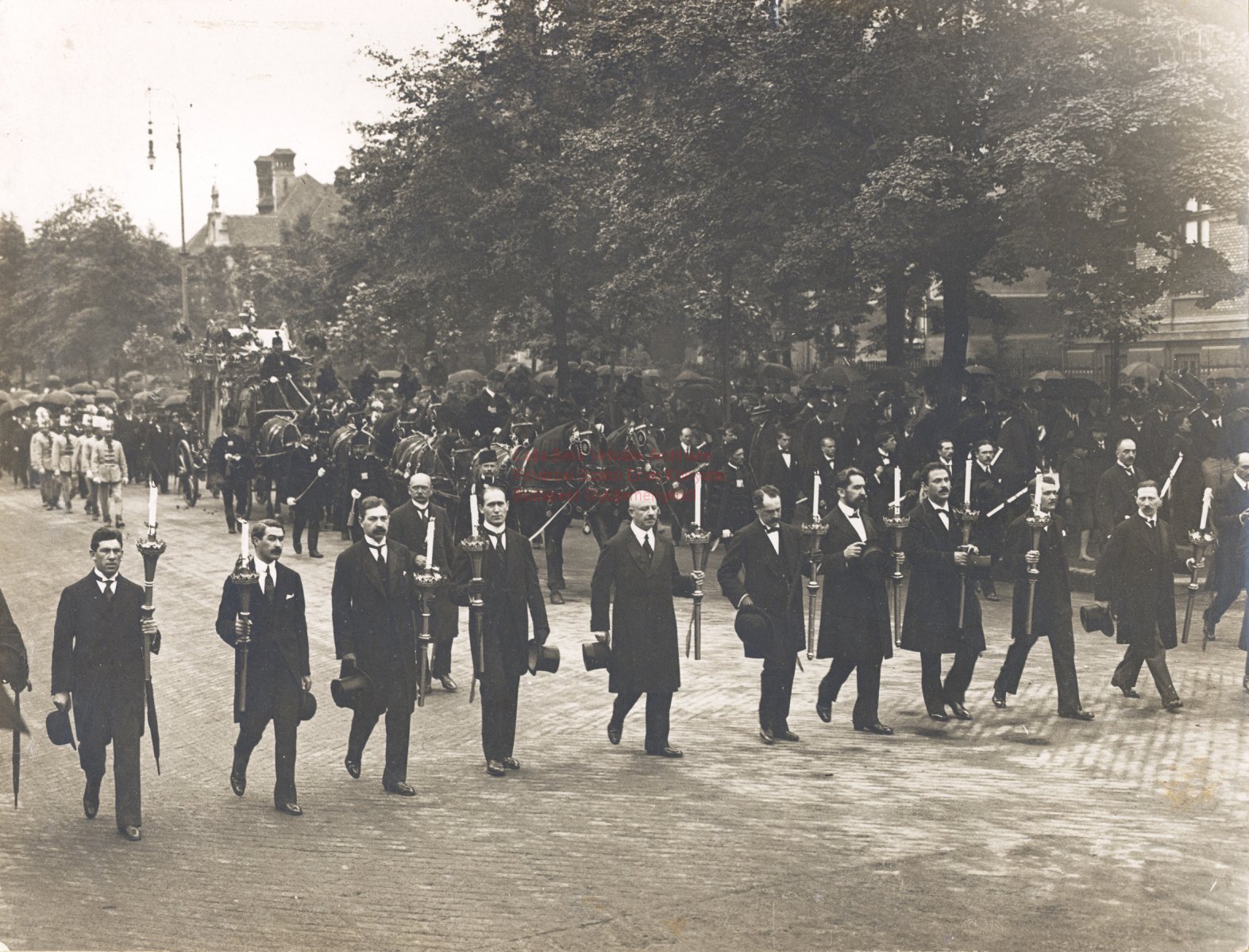 Lechner Ödön temetési menete az Andrássy úton, 1914
Balról jobbra: Herman Lipót, Péter Sándor, Zádor István, Jávor Pál, Spiegel Frigyes, Szabolcs Ferenc, Vágó József, Lajta Béla, Jánszky Béla, Málnai Béla. 09_Fővárosi Szabó Ervin Könyvtár, Budapest Gyűjtemény, PAZ 20280