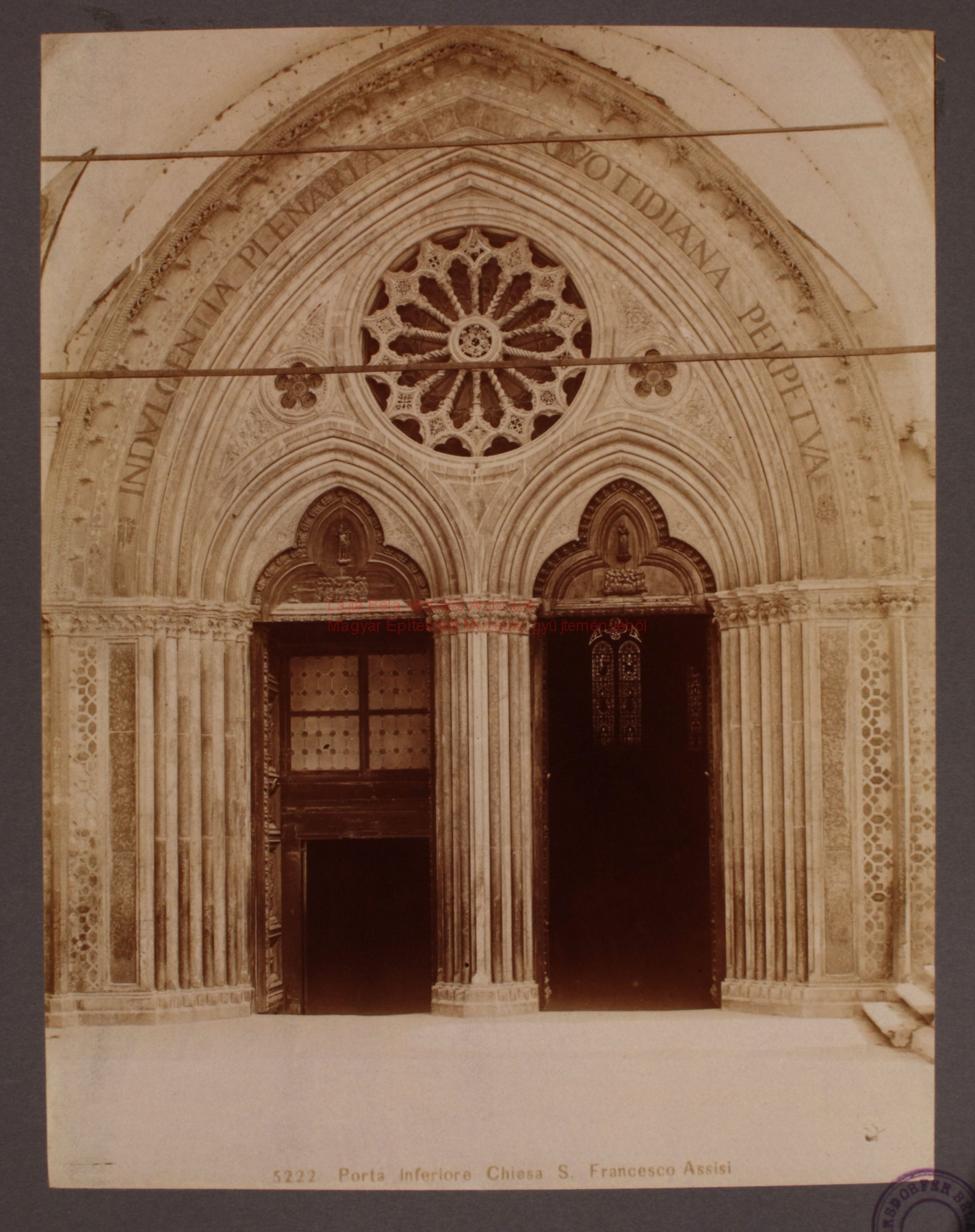 Assisi Szent Ferenc Bazilika kapuja